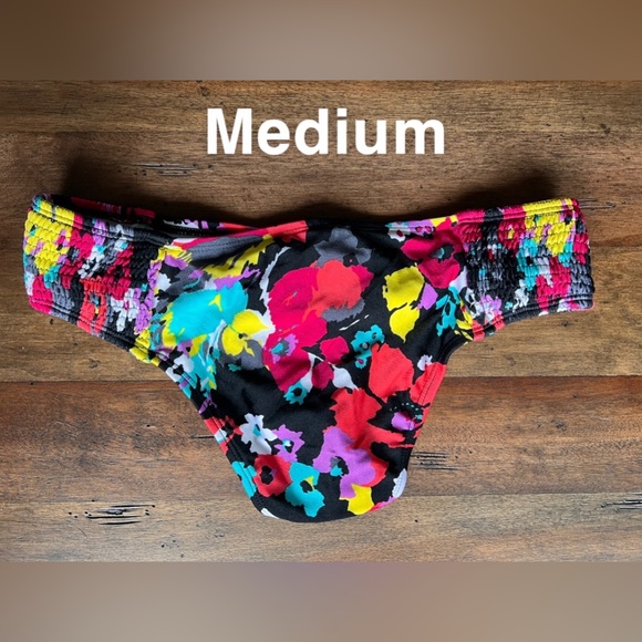 Roxy, bikini size small, medium, large - Picture 3 of 7